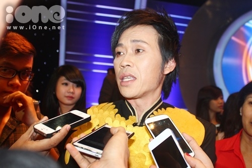 Hoài Linh bị báo chí bủa vây sau khi kết thúc đêm chung kết Gương mặt thân quen 2014.
