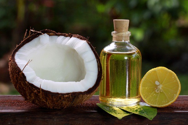 6. Dầu dừa: Bạn có biết rằng dầu dừa không chỉ tốt cho mái tóc của bạn? Sử dụng dầu dừa tự nhiên trên da đóng vai trò như một lá chắn hữu cơ và làm sạch , giữ ẩm da hiệu quả.