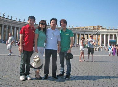 Gia đình bầu Hiển với 2 con trai là Đỗ Quang Vinh (phải) và Đỗ Vinh Quang (trái)