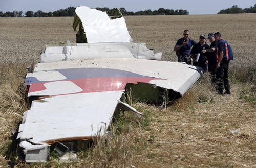 Nhóm chuyên gia quốc tế kiểm tra hiện trường MH17 hôm qua. Ảnh: Reuters.