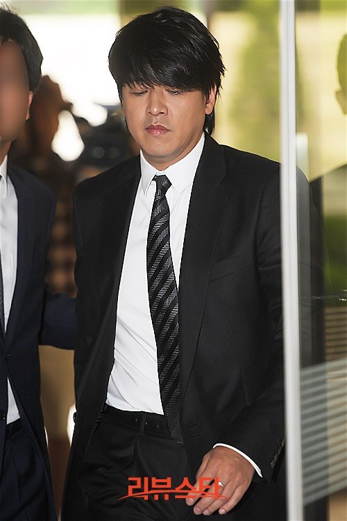 Ryu Shi Won bị khởi tố vì bạo lực gia đình, theo dõi vợ, vụ việc thu hút sự chú ý của dư luận từ nhiều tháng nay. Sáng 25/6, anh tới tòa án tham dự phiên xử. Tài tử xứ Hàn giữ im lặng và từ chối mọi lời hỏi thăm của báo giới.