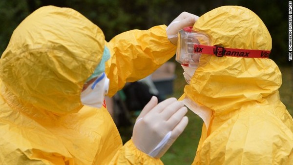 Ebola tăng mức báo động đỏ trên toàn cầu 1
