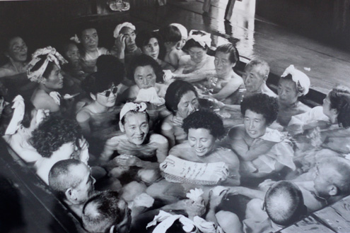 Phụ nữ và đàn ông tắm chung ại một suối nước nóng.