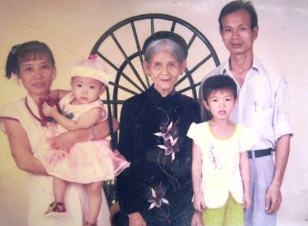 Cụ Nguyễn Thị Ba (ở giữa) đang sống khỏe mạnh với con trai ở miền Nam vậy mà cụ đã được các cán bộ xã Thanh Chi 