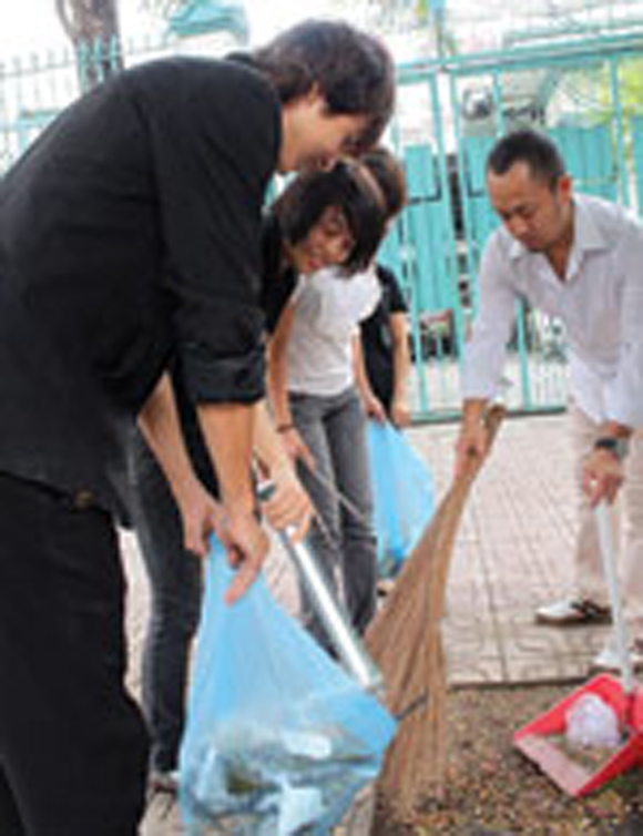Chùm ảnh Người nước ngoài cặm cụi nhặt rác ở Việt Nam