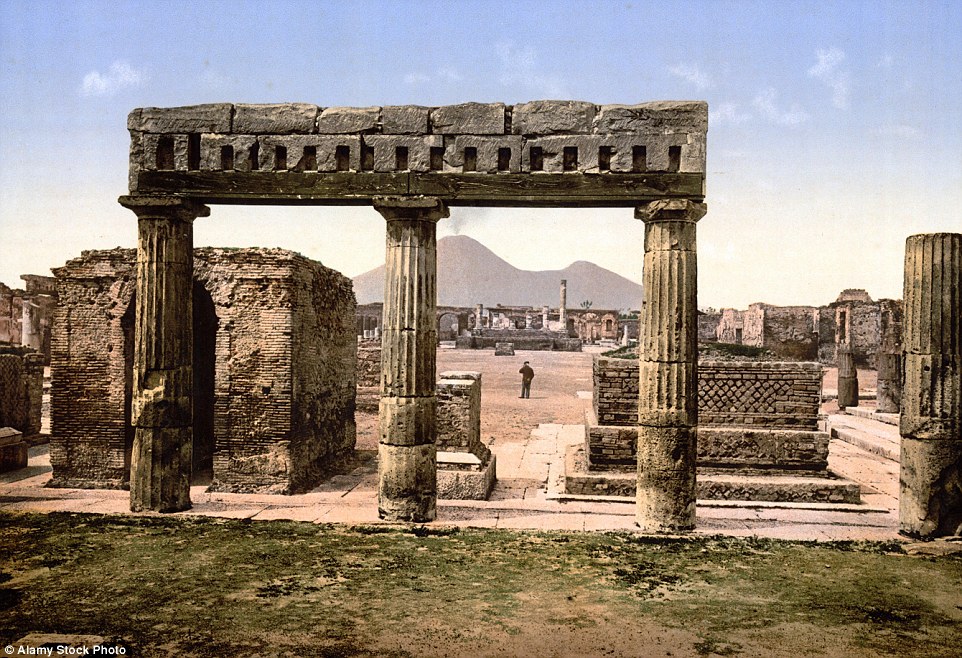 Hình ảnh Pompeii chụp năm 1895. Trong hình, người xem có thể nhận thấy, vào thời điểm đó, núi lửa Vesuvius vẫn còn hoạt động.