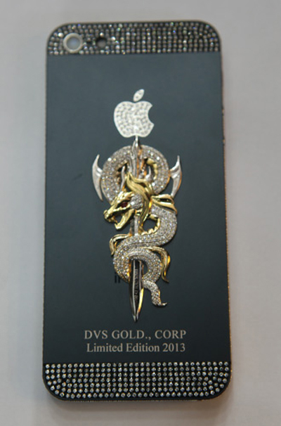 Rắn hổ chúa vàng trên iPhone5 giá 113 triệu đồng