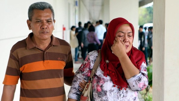 Người thân khóc ngất khi chờ đợi tin tức từ chuyến bay AirAsia mất tích 4