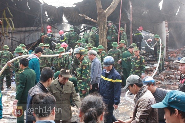 Hà Nội: Cháy lớn tại kho hàng Tết gần cầu Long Biên - phát hiện nhiều pháo hoa lậu 16