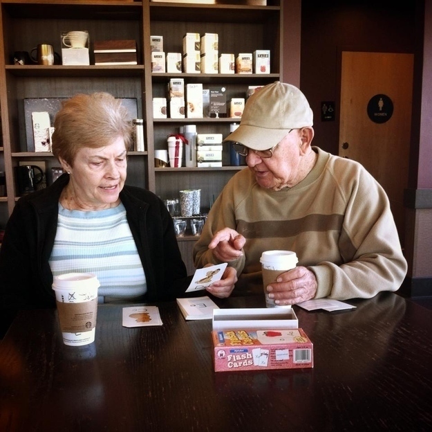 Một cụ ông giúp vợ của mình học lại bảng chữ cái, sau khi bà bị bệnh mất trí nhớ.