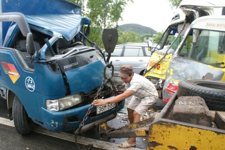 Xe chuyên dụng được điều đến giải cứu hai chiếc xe gặp nạn
