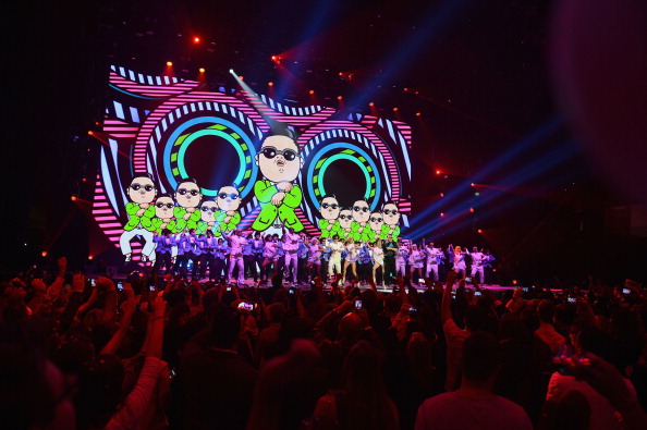 EMA 2012: Psy &quot;bật&quot; cả Lady Gaga và Rihanna 10