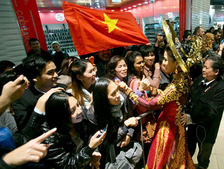 NTK Thuận Việt: Áp lực khi thiết kế áo dài cho Trương Thị May - 6