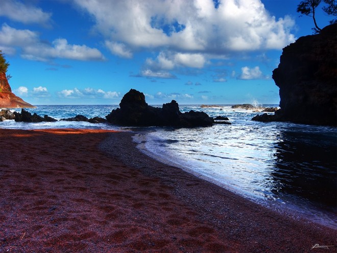 Một bãi biển có biệt danh bãi biển Đỏ ở Kaihululu, Maui, Hawaii cũng do núi lửa gần đó tạo thành màu đỏ độc đáo.