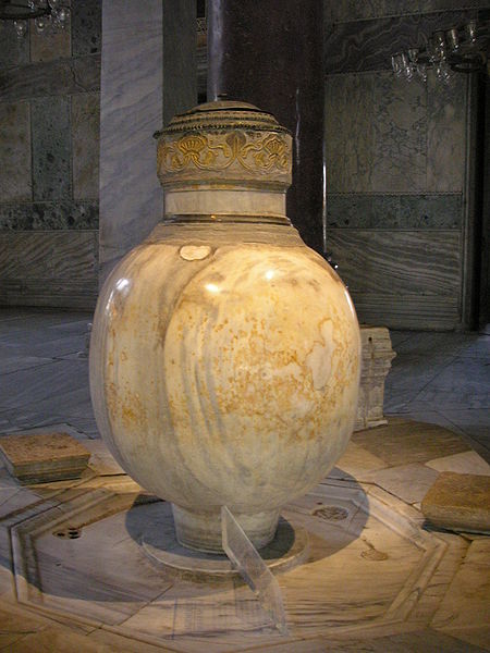 Bình tẩy uế bằng đá cẩm thạch khối được mang về từ Pergamon.