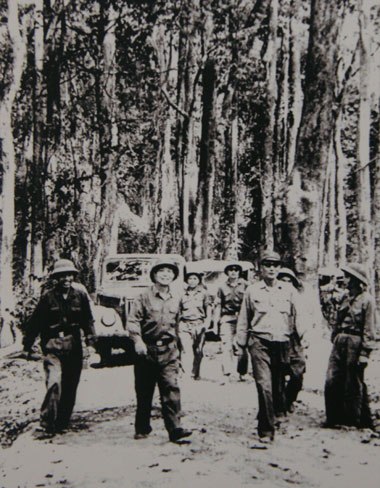 Đại tướng Võ Nguyên Giáp cùng Bộ Tổng tham mưu, Bộ Tư lệnh miền Nam và Tư lệnh trưởng Bộ đội Trường Sơn Đồng Sĩ Nguyên bàn kế hoạch tác chiến, chuẩn bị chiến dịch Đường 9 - Nam Lào tại một cánh rừng Trường Sơn năm 1971.