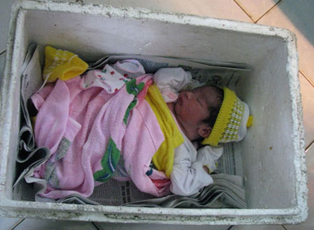 Một trường hợp trẻ sơ sinh bị bỏ trong thùng xốp bên vệ đường. (Ảnh minh họa).