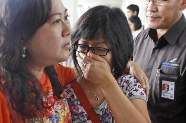 Người thân khóc ngất khi chờ đợi tin tức từ chuyến bay AirAsia mất tích 3