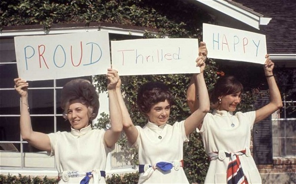 &#9;Vợ của 3 phi hành gia chào mừng sự kiện tàu Apollo 12 được phóng.