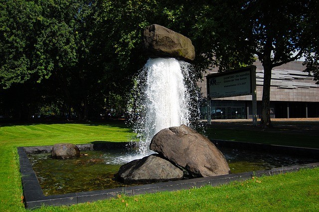 Đài phun nước “Sức mạnh của nước” ở Gelsenkirchen, Đức: Theo thiết kế độc đáo của Takashi Naraha, tảng đá tự nhiên nặng 9 tấn này như thể đang được dòng nước đẩy lên không trung. Tảng đá có thể nâng lên và hạ xuống theo dòng nước của đài phun.