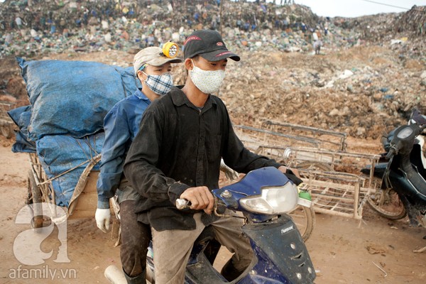 Bãi rác 4.000 tấn ở Nam Sơn: &quot;Cánh đồng bội thu&quot; của những người khốn khổ 19