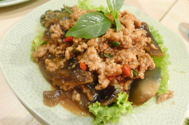 Yum Kai Yeow Maa: Trứng vịt bắc thảo trộn với salad kiểu Thái không phải món dễ ăn với nhiều người. Trứng vịt bắc thảo có màu sắc và mùi vị khiến nhiều người phải bịt mũi.