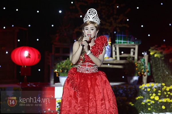 Khanh Chi Lâm đội vương miện như Hoa hậu lên sân khấu 2
