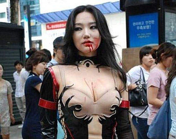 Hàn Quốc: &quot;Nữ ma cà rồng hút máu&quot; xuất hiện ở Gangnam 2
