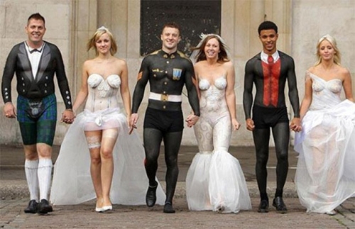 Những cô dâu siêu quậy với váy cưới kỳ cục - 11