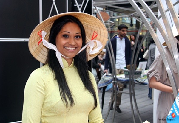Phụ nữ nước ngoài &quot;đẹp lạ&quot; bên chiếc nón lá của người Việt 18