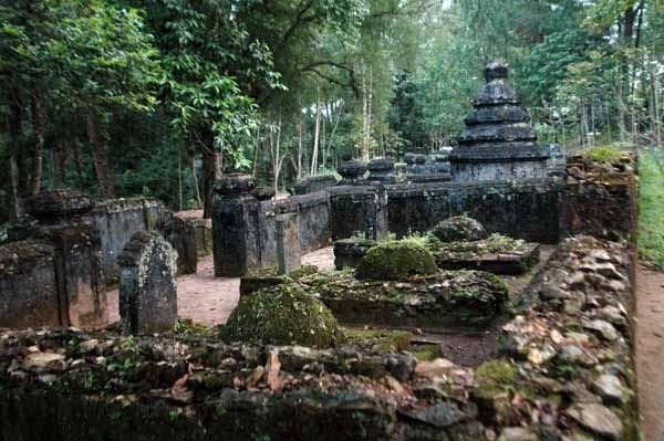 Nghĩa trang thái giám hiu quạnh trong chùa Từ Hiếu