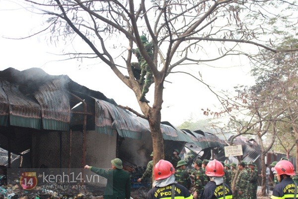Hà Nội: Cháy lớn tại kho hàng Tết gần cầu Long Biên - phát hiện nhiều pháo hoa lậu 15
