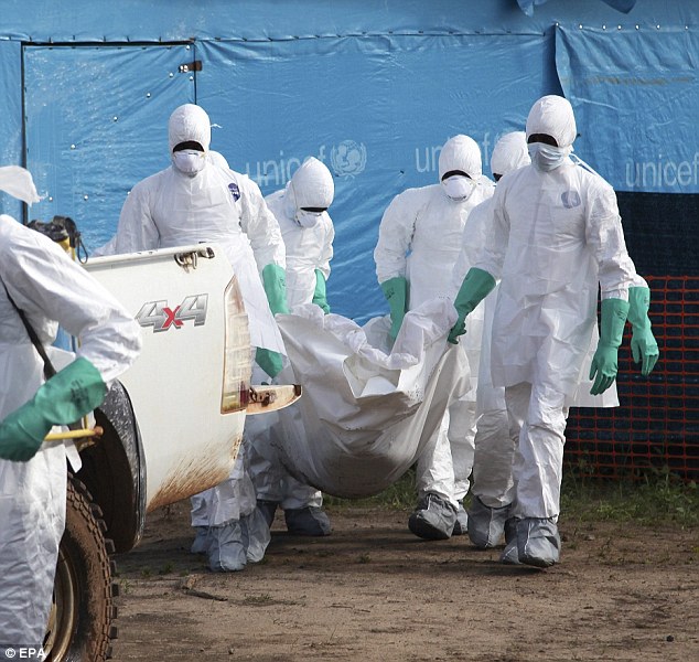 Khiêng xác một nạn nhân tử vong vì bệnh Ebola.