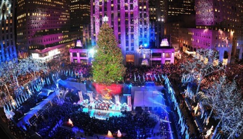 Rockefeller là trung tâm của lễ Giáng sinh tại New York, nơi có sân trượt băng từ cách đây 78 năm và luôn có một cây thông lớn được trang hoàng rực rỡ trong 81 năm qua. Cây thông Giáng sinh ở trung tâm Rockefeller năm nay được thắp sáng bằng 45.000 bóng đèn LED đủ màu sắc với ngôi sao pha lê được đặt trên đỉnh.