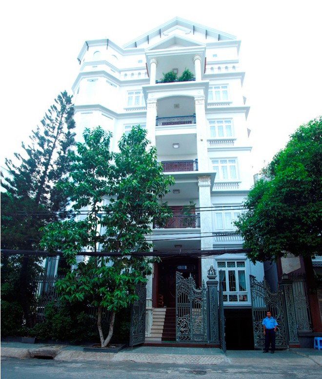  Ngôi nhà 6 tầng rộng gần 500 m2 của á quân Bích Ngọc nằm ngay trên đường Cộng Hòa, quận Tân Bình, TP HCM. Gia đình cô bé 7 tuổi có 10 người giuúp việc và bảo vệ trông coi ngôi nhà. 