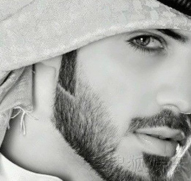 Khi đội lên đầu những chiếc mũ của người đàn ông Ả Rập, trông anh chàng càng thêm phong cách.