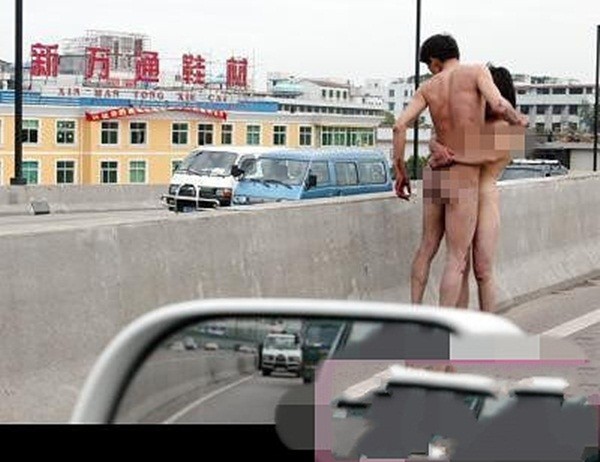 Trung Quốc: Cặp đôi khoả thân... nhảy cầu tự tử 1