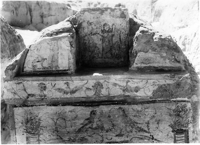 Khu vực Kom Abou-Billou: Nhà khảo cổ Zahi Hawass đã biết sự nguy hiểm của việc khai quật một lăng mộ Ai Cập sau khi làm việc ở khu Kom Abou-Billou. Một năm sau khi tiến hành khai quật, em họ của ông qua đời, sau đó là chú và cô của ông. Nhiều năm sau, khi đang làm việc ở kim tự tháp Giza, ông khám phá ra ý nghĩa của lời nguyền: “Những kẻ vào lăng mộ này, làm hư hại hay phá hủy nó sẽ bị cá sấu tấn công khi xuống nước, rắn cắn chết khi trên cạn. Nguyền cho hà mã tấn công họ khi xuống nước và bò cạp chích họ khi trên cạn”. Hawass tin rằng không nên đưa các xác ướp ra trưng bày, nhưng điều đó còn tốt hơn là để mọi người vào trong các lăng mộ.