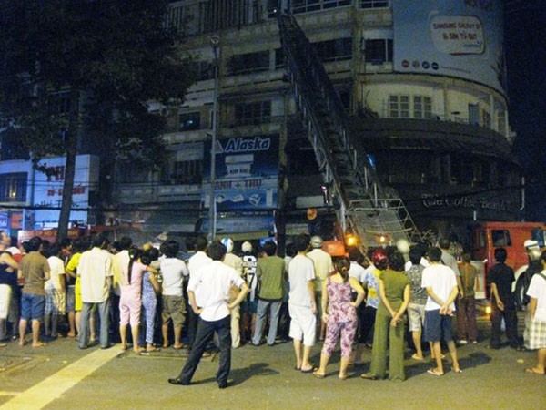 Cháy lớn giữa Sài Gòn, nhiều người được cứu bằng xe thang 2
