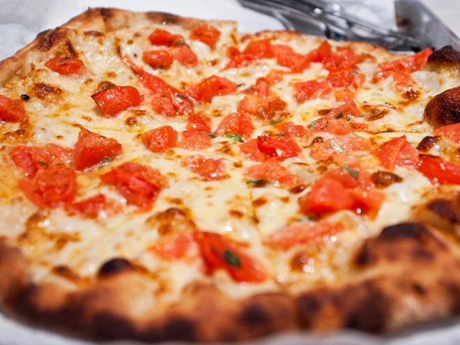 Ăn pizza ở Connecticut: Những chiếc pizza đế mỏng giòn tan với phần nhân thơm ngon, béo ngậy là món không thể bỏ qua khi bạn tới tiểu bang này.