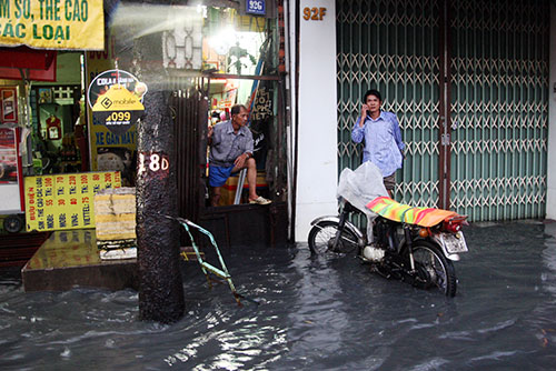 Ông Nguyễn Văn Hồng (60 tuổi) ngao ngán với cảnh mưa là đường ngập khiến cuộc sống gia đình ông đảo lộn
