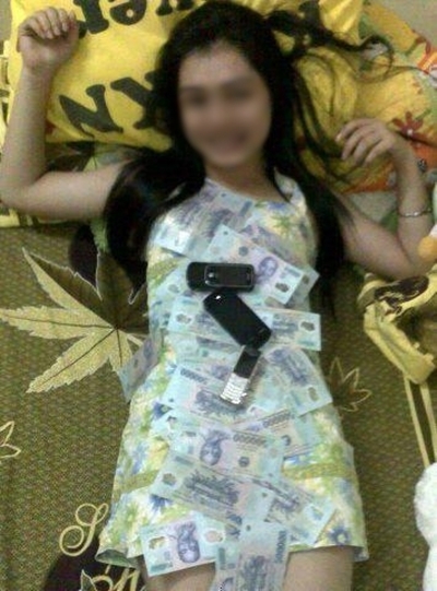 Thiếu nữ Việt gây sốc khi đắp tiền và điện thoại Vertu lên người 1