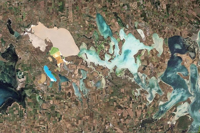 Đây là hình ảnh được chụp từ vệ tinh này cho thấy sự đa dạng của màu sắc đầm phá sản xuất ra thành phần hóa học đa dạng. Bạn có thể nhìn thấy màu sắc của quả đào, mù tạt, màu xanh lá cây của vôi, xanh dương, màu lam ngọc, màu be và nâu. 