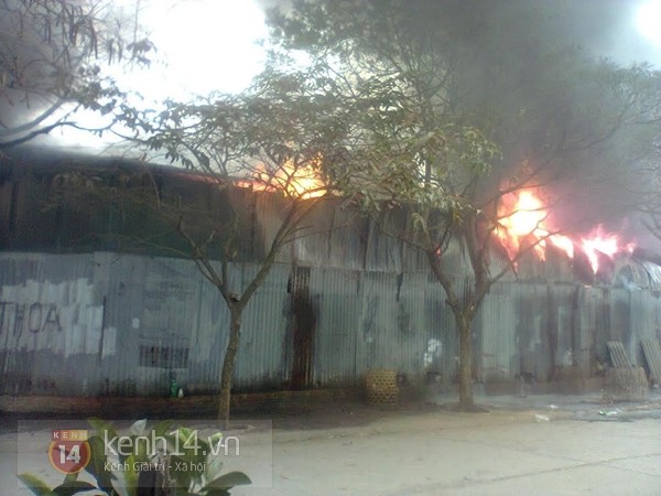 Hà Nội: Cháy lớn tại kho hàng Tết gần cầu Long Biên - phát hiện nhiều pháo hoa lậu 1