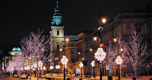 Đường phố tại thủ đô Warsaw, Ba Lan được trang trí lấp lánh bằng ánh sáng rực rỡ.