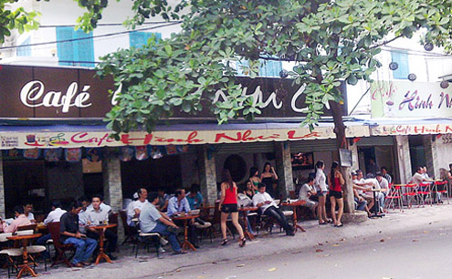 tiep vien an mac mat me Cà phê khoe ngực, khoe đùi ở Sài Gòn