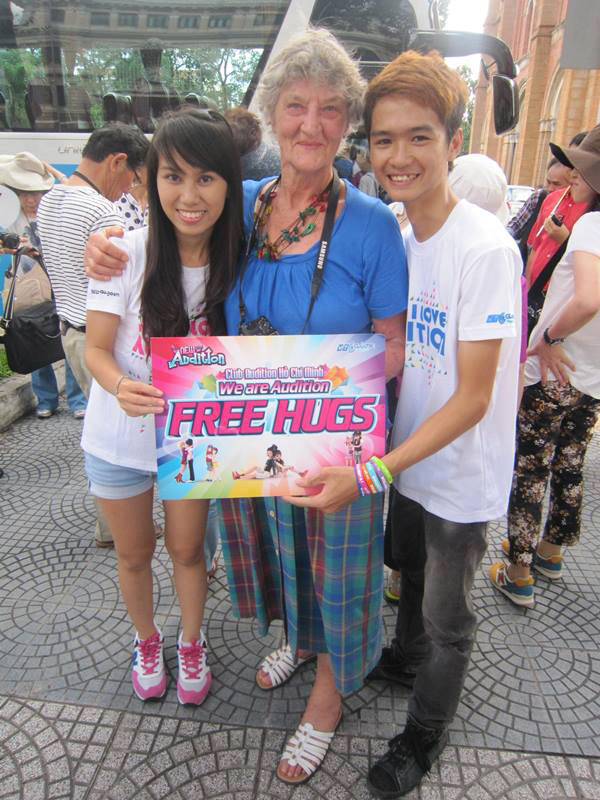 Du khách nước ngoài ấn tượng mạnh với “Ngày hội Free Hugs” 9