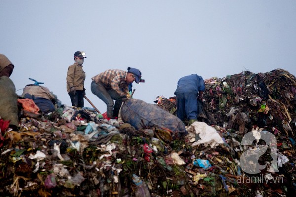 Bãi rác 4.000 tấn ở Nam Sơn: &quot;Cánh đồng bội thu&quot; của những người khốn khổ 12