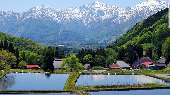 Làng Hakuba (Nagano): Là thị trấn nổi tiếng với các khu nghỉ dưỡng trượt tuyết, Hakuba vào mùa hè cũng đẹp không kém. Con đường dẫn tới hồ Happo là một trong những tuyến leo núi đẹp nhất Nhật Bản.