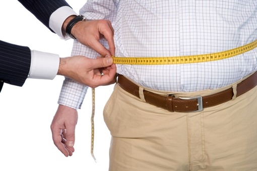 Một người đàn ông có vòng eo lớn hơn 100cm thường có nguy cơ yếu sinh lý cao.&amp;nbsp;(Hình minh họa)